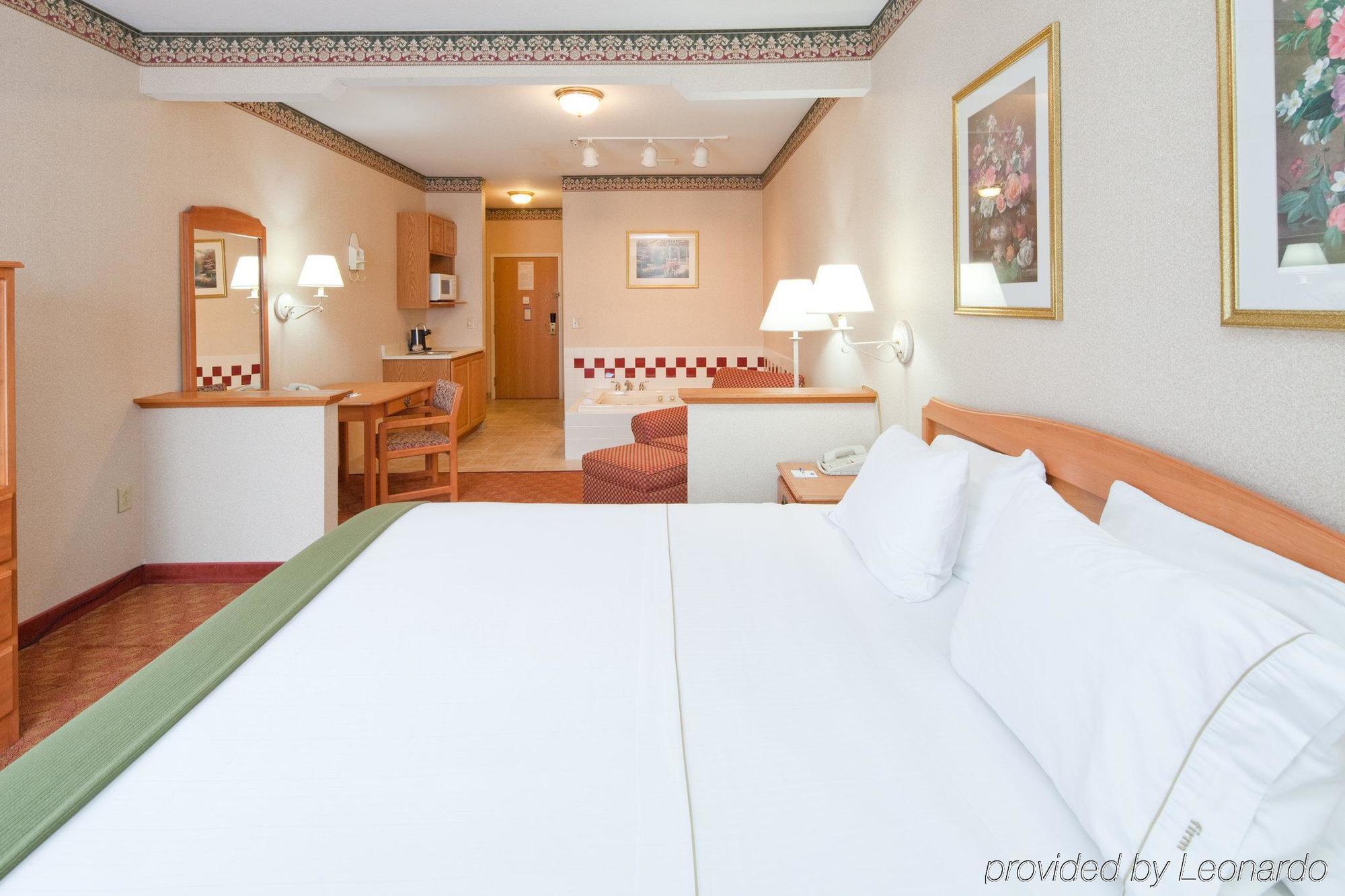 Holiday Inn Express Hotel & Suites Wauseon By Ihg Номер фото